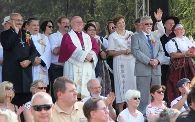 Biskupi Adrian Korczago, Piotr Greger i oficjalni goście dożynek ekumenicznych oglądali korowód ze specjalnej sceny.