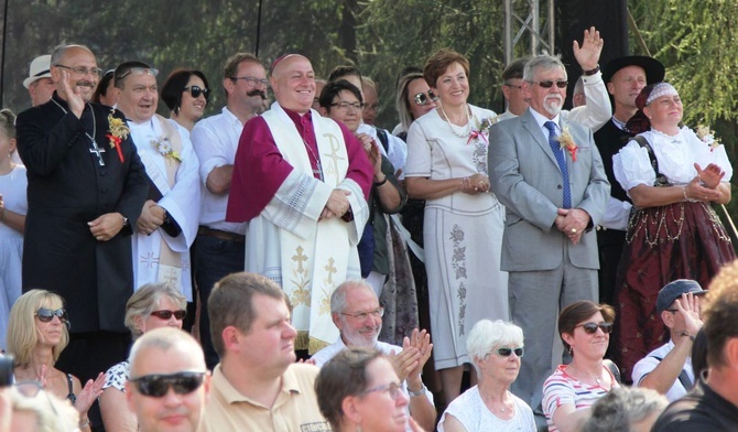 Biskupi Adrian Korczago, Piotr Greger i oficjalni goście dożynek ekumenicznych oglądali korowód ze specjalnej sceny.