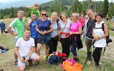 Na szczyty wielu wspinało się w gronie przyjaciół z grup, wspólnot i stowarzyszeń - na zdjęciu ogólnopolska reprezentacja "Sycharu" na Błatniej.