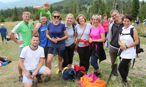 Na szczyty wielu wspinało się w gronie przyjaciół z grup, wspólnot i stowarzyszeń - na zdjęciu ogólnopolska reprezentacja "Sycharu" na Błatniej.