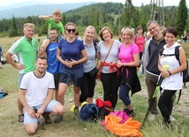 Na szczyty wielu wspinało się w gronie przyjaciół z grup, wspólnot i stowarzyszeń - na zdjęciu ogólnopolska reprezentacja "Sycharu" na Błatniej.