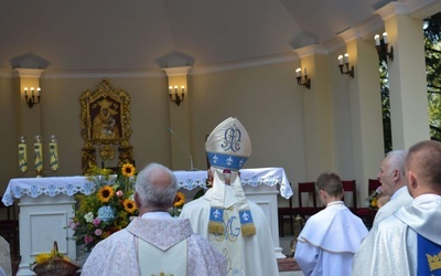 Asysta wraz z głównym celebransem przed łaskami słynącym obrazem.