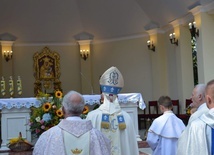 Asysta wraz z głównym celebransem przed łaskami słynącym obrazem.