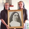 Siostry Maria i Miriam z portretem założycielki.
