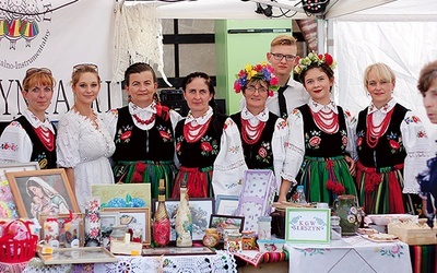 Panie z KGW ze Śleszyna tańczą i śpiewają w zespole Śleszynianki. Podczas imprezy dumnie reprezentowały swoje koło, częstując pysznymi ciastami, wędlinami i innymi smakołykami.