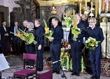 Kwiatami i gromkimi brawami dziękowano artystom za występ.