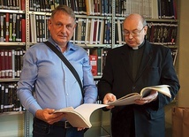 Jan Nawrocki i ks. Wiesław Mróz z historycznymi dokumentami.