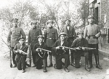 Powstańcy walczyli głównie w ubraniach cywilnych z pewnymi elementami mundurów wojskowych, ale często z polskimi orzełkami