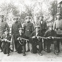 Powstańcy walczyli głównie w ubraniach cywilnych z pewnymi elementami mundurów wojskowych, ale często z polskimi orzełkami
