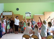 Są zajęcia w grupach i integracja.