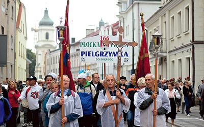 	Co roku 6 września rano budzą Płock odgłosy bębna i śpiew pielgrzymów zdążających do Skępego. Jest to zawsze wzruszający moment, uświęcony tradycją wielu pokoleń płocczan.