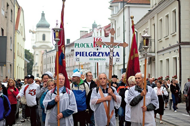	Co roku 6 września rano budzą Płock odgłosy bębna i śpiew pielgrzymów zdążających do Skępego. Jest to zawsze wzruszający moment, uświęcony tradycją wielu pokoleń płocczan.