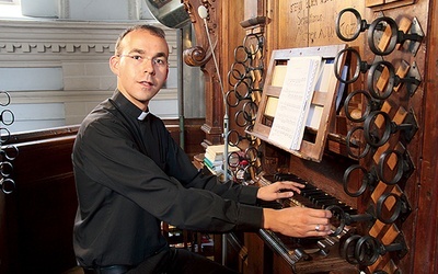 Ks. Attila Honti jest jednym z artystów koncertujących  na kazimierskim instrumencie.