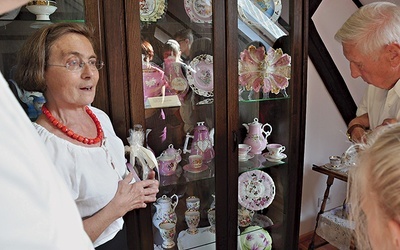 Róża Zgorzelska opowiadała o historii wielu porcelanowych eksponatów.