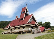 Pomieszczenia parafialne w podziemiu kościoła służą także dziełom charytatywnym parafii.