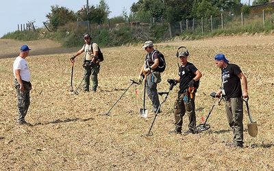 Prace nie byłyby możliwe, gdyby nie pasjonaci, którzy uwielbiają chodzić po lasach i polach z wykrywaczami metalu.