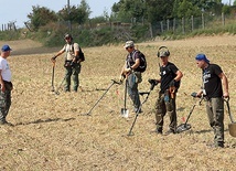 Prace nie byłyby możliwe, gdyby nie pasjonaci, którzy uwielbiają chodzić po lasach i polach z wykrywaczami metalu.