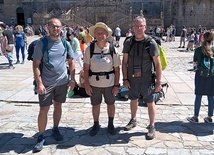 Wspólne zdjęcie przed katedrą w Santiago de Compostela. Od lewej: ks. Marcin Sobota, o. Andrzej Chorążykiewicz i ks. Rudolf Wilczek.