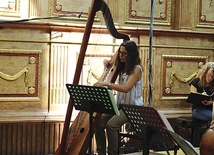 Angelique Mauillon ukończyła konserwatorium w Lyonie. Instrumentem, na którym koncertuje, jest harfa średniowieczna.