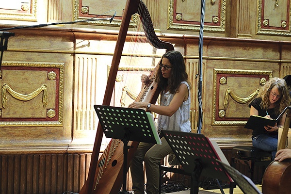 Angelique Mauillon ukończyła konserwatorium w Lyonie. Instrumentem, na którym koncertuje, jest harfa średniowieczna.