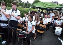 ▲	Modlitwa przy pomniku w Porąbce.