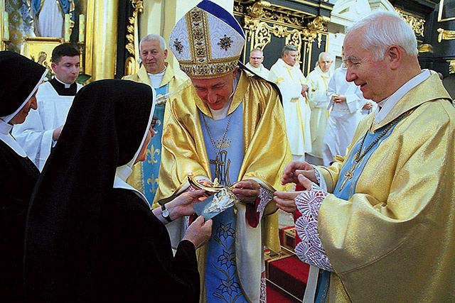 ▲	W darze ołtarza zakonnice ofiarowały parafii ornat z wizerunkiem Matki Bożej, lampkę oliwną i zobowiązanie do 100 godzin adoracji przed Najświętszym Sakramentem w intencji powołań.