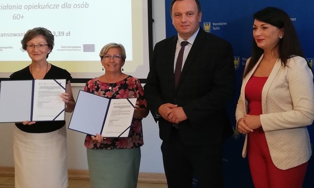 Katowice. Wręczono umowy na pomoc osobom niesamodzielnym. Skorzysta m.in. Hospicjum w Sosnowcu