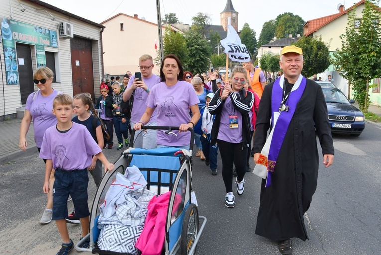 Pątnicy na ulicach Przedborza.