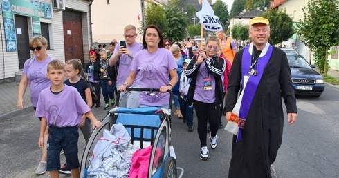 Pątnicy na ulicach Przedborza.