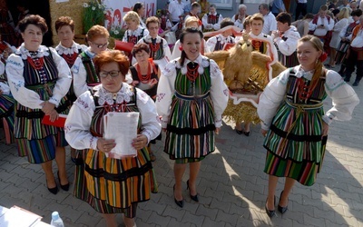 Zespół muzyczny koła gospodyń wiejskich z Radzić Dużych z tegorocznym wieńcem dożynkowym.