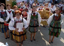 Zespół muzyczny koła gospodyń wiejskich z Radzić Dużych z tegorocznym wieńcem dożynkowym.