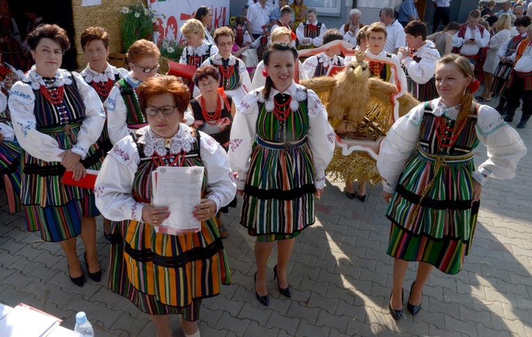 Zespół muzyczny koła gospodyń wiejskich z Radzić Dużych z tegorocznym wieńcem dożynkowym.