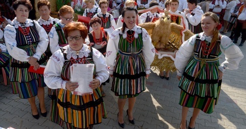 Zespół muzyczny koła gospodyń wiejskich z Radzić Dużych z tegorocznym wieńcem dożynkowym.