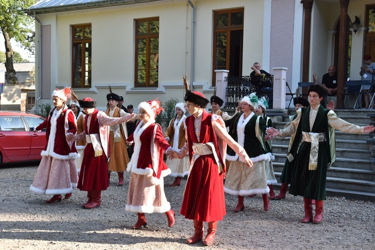 Występ Zespołu Tańców Historycznych z Miejskiego Domu Kultury w Przasnyszu.