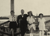 Eugeniusz Kwiatkowski z żoną i córkami.