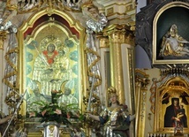 Cudowne obrazy Matki Bożej Zwycięskiej (z lewej), tarnowskiej Piety (u góry z prawej), Matki Bożej Zawadzkiej (u dołu, z prawej).