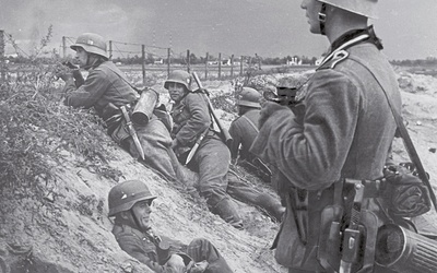 Żołnierze niemieccy w okopach podczas walk o Warszawę we wrześniu 1939 r.