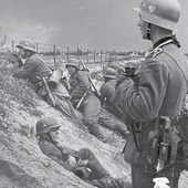 Żołnierze niemieccy w okopach podczas walk o Warszawę we wrześniu 1939 r.
