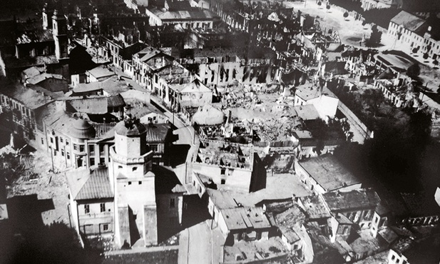 Nalot niemieckich bombowców na Wieluń rozpoczął II wojnę światową. Jego skutkiem było zniszczenie zabudowy miejscowości w 75 proc., ze szpitalem i zabytkami włącznie.