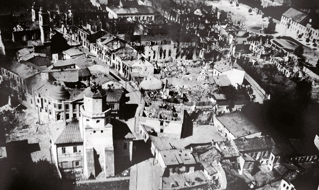 Nalot niemieckich bombowców na Wieluń rozpoczął II wojnę światową. Jego skutkiem było zniszczenie zabudowy miejscowości w 75 proc., ze szpitalem i zabytkami włącznie.