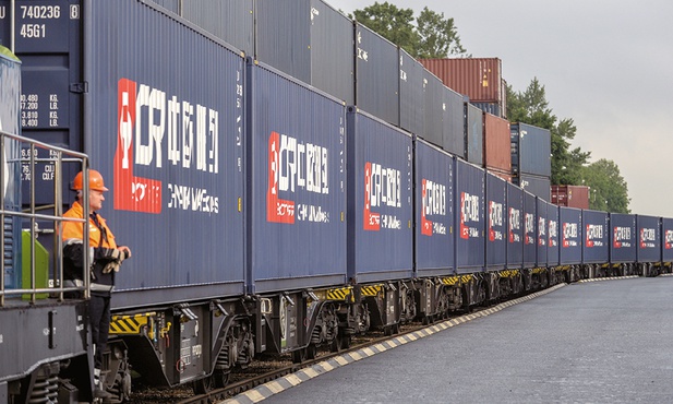 Pierwszy pociąg China Railway Express dotarł do Warszawy pod koniec czerwca 2016 r. Przywiózł części samochodowe oraz elektronikę z Chin.