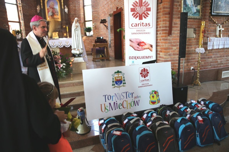 Przekazanie tornistrów uczniom