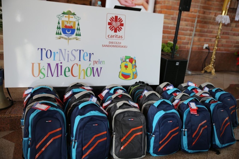 Przekazanie tornistrów uczniom
