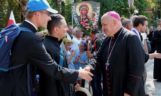 Bp Piotr Greger wita na Jasnej Górze pielgrzymujących kleryków z Żywiecczyzny.