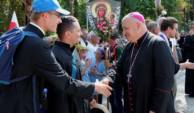 Bp Piotr Greger wita na Jasnej Górze pielgrzymujących kleryków z Żywiecczyzny.