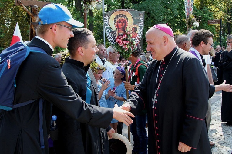 Bp Piotr Greger wita na Jasnej Górze pielgrzymujących kleryków z Żywiecczyzny.