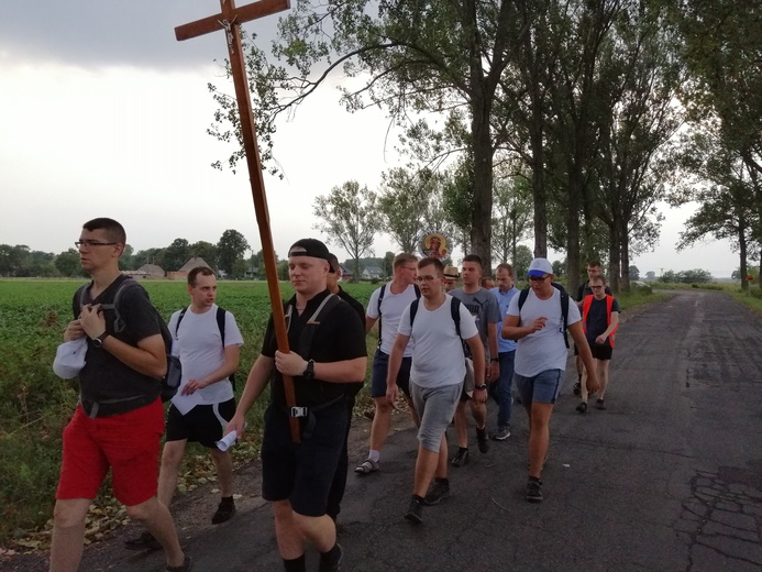 Klerycy idą pieszo na Jasną Górę - dzień 1 - cz. 2