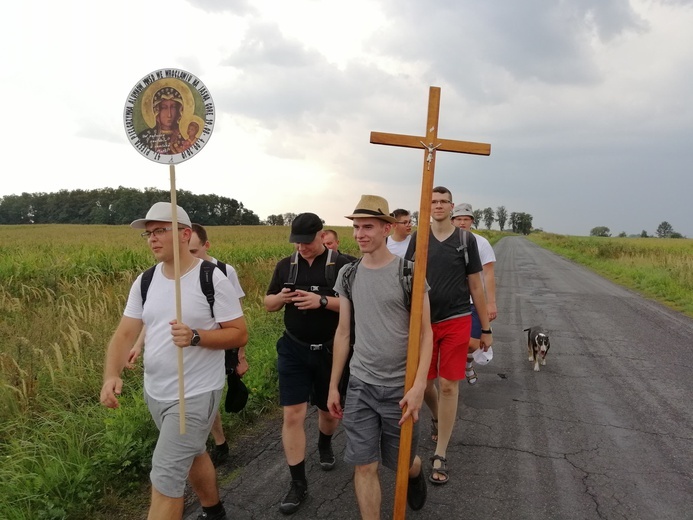 Klerycy idą pieszo na Jasną Górę - dzień 1 - cz. 2