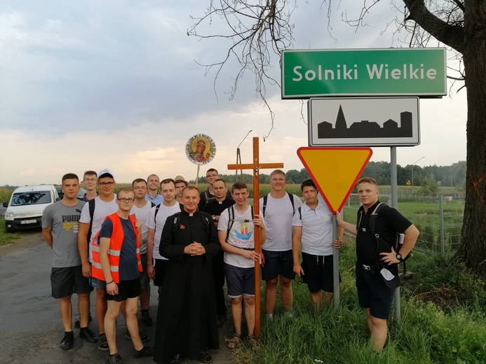 Klerycy idą pieszo na Jasną Górę - dzień 1 - cz. 2