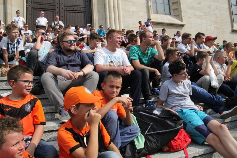 Pielgrzymka ministrantów do katedry w Katowicach